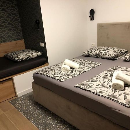 Omis - Private Ensuite Room With Balcony - Hotel Style Exterior photo