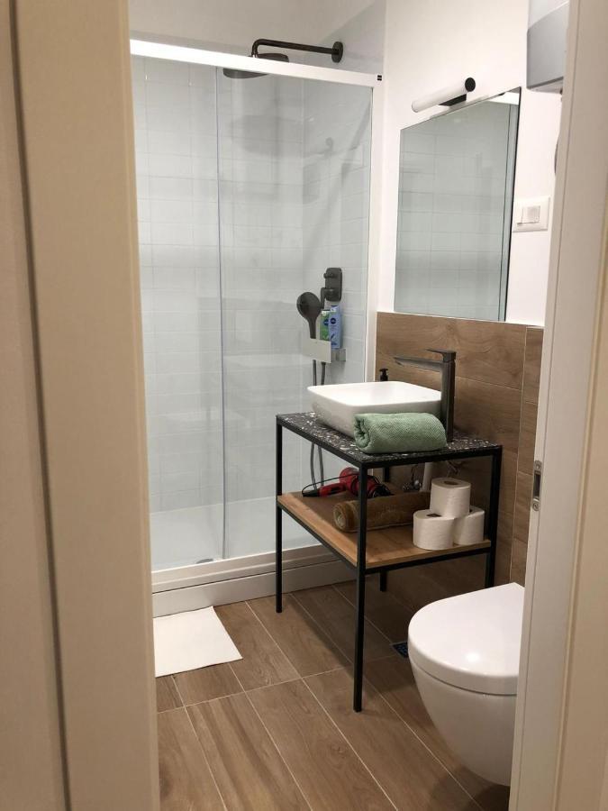 Omis - Private Ensuite Room With Balcony - Hotel Style Exterior photo